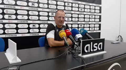 Jos&eacute; Juan Romero, durante su comparecencia ante los periodistas (C.A.)