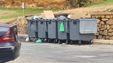 Basura acumulada en contenedores de la barriada (CEDIDA)