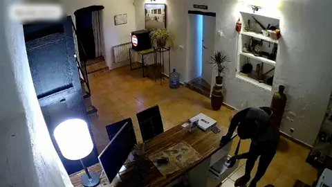 Imagen de uno de los asaltos de la banda tomada por una c&aacute;mara de seguridad (MINISTERIO DEL INTERIOR)