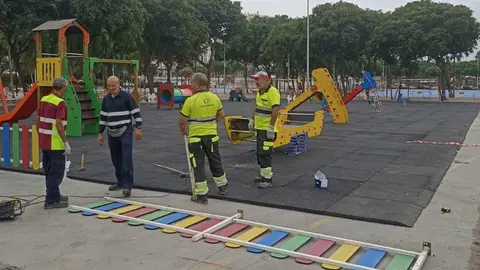Operarios reinstalan el parque infantil (CEDIDA)