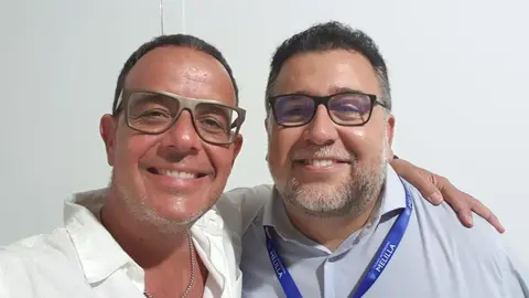 Ll&aacute;cer posa con el presidente de la Casa de Ceuta en Melilla, Ram&oacute;n de  la Cruz (CEDIDA)