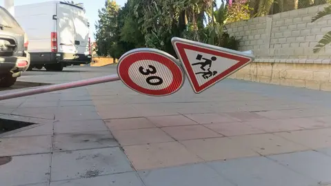 Se&ntilde;al de tr&aacute;fico tumbada en Avenida Espa&ntilde;a (S.I.)