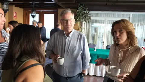 Jes&uacute;s Lopera e Isabel Mu&ntilde;oz departen con los periodistas antes del inicio de la rueda de prensa (C.A.)