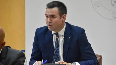 Carlos Verdejo, durante el transcurso de una sesi&oacute;n plenaria / Archivo