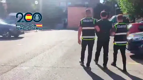 La Polic&iacute;a Nacional custodia a uno de los detenidos (MINISTERIO DEL INTERIOR)