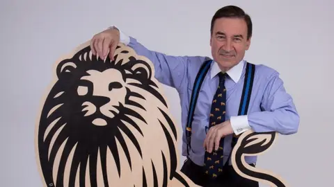  Pedro J. Ram&iacute;rez con el le&oacute;n que da identidad corporativa a su diario./Foto Cedida por El Espa&ntilde;ol 