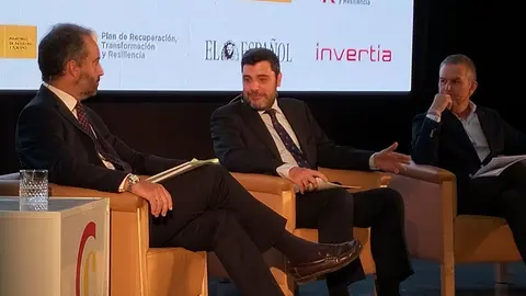 Felipe Masa, a la izquierda, y Alberto Garc&iacute;a, a la derecha. En el centro, el moderador, &Aacute;ngel Recio (C.A.)