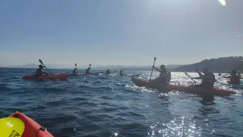 Un grupo de internos del Centro Penitenciario de Ceuta disfruta de un d&iacute;a de kayak / Cedida