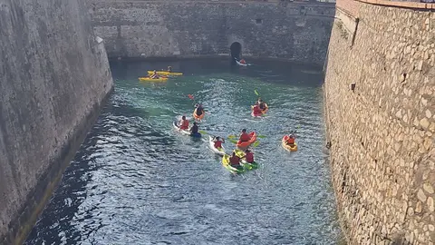Un grupo de internos del Centro Penitenciario de Ceuta disfruta de un d&iacute;a de kayak / Cedida