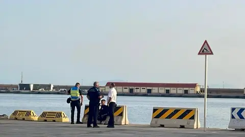 Polic&iacute;a Portuaria intercepta a inmigrante que intentaba colarse en el FRS