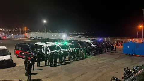 La llegada de miles de marroqu&iacute;es a Castillejos provoc&oacute; un despliegue de las fuerzas del orden marroqu&iacute;es sin precedentes