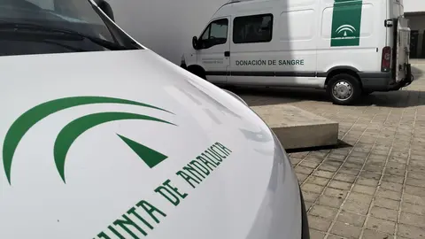 Veh&iacute;culos del Centro de Transfusi&oacute;n, estacionados hoy a la puerta del Teatro Revell&iacute;n (C.A.)