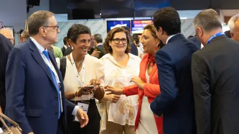 Chandiramani, segunda por la izquierda, en la Expo Congreso Andaluz del Juego (CEDIDA)