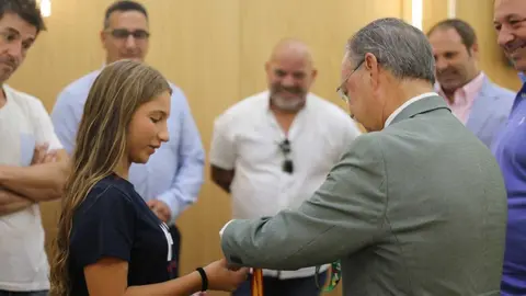 Vivas y la joven karateca ceut&iacute;, durante la recepeci&oacute;n (CEDIDA) MELGAR