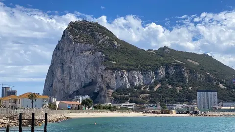 La L&iacute;nea de la Concepci&oacute;n, con el Pe&ntilde;&oacute;n al fondo