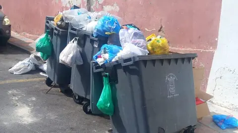  Basura acumulada en contenedores el pasado julio. Casi 32 millones cost&oacute; el servicio en 2023./archivo 
