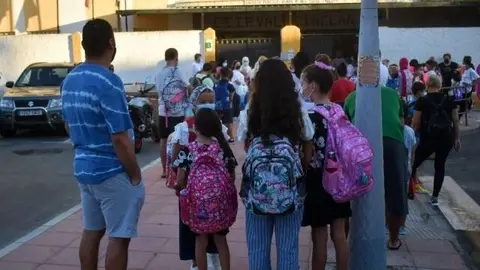  Alumnos a la espera de acceder al colegio Valle Incl&aacute;n / Archivo 