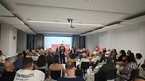 Reuni&oacute;n de los militantes del PSOE, en la biblioteca 'Miguel &Aacute;ngel Blanco' (CEDIDA)
