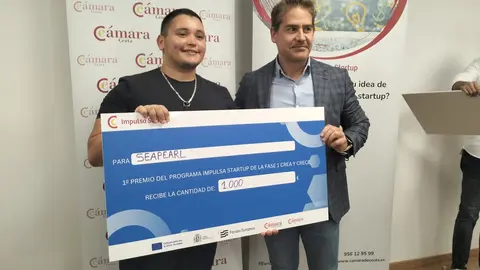 Mustafa recibe su premio de manos del presidente de la C&aacute;mara de Comercio, Karim Bulaix (C.A.)