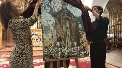 Pilar Orozco destapa el cartel oficial ayudada por un sacerdote (C.A.)