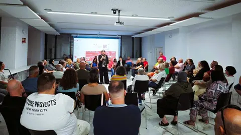 Reuni&oacute;n de los militantes del PSOE, en la biblioteca 'Miguel &Aacute;ngel Blanco' (CEDIDA)