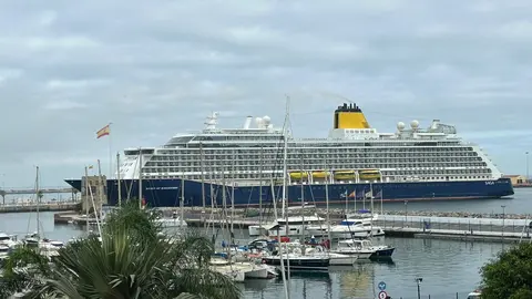 El crucero &laquo;Spirit of Discovery&raquo;, atracado esta ma&ntilde;ana en el Muelle Espa&ntilde;a (M. ZAPICO)