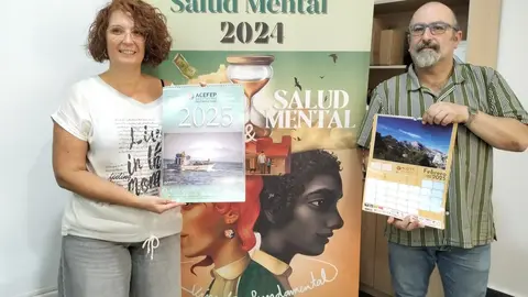Ana Bel&eacute;n N&uacute;&ntilde;ez, gerente de Acefep, Basilio Garc&iacute;a, presidente de la entidad, posan con los calendarios solidarios editados este a&ntilde;o (C.A.)