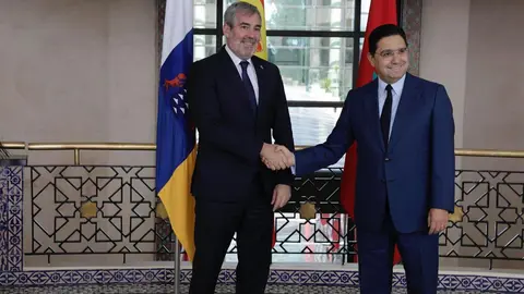 El presidente canario, Fernando Clavijo, saluda al ministro Naser Burita durante su visita de ayer a Rabat