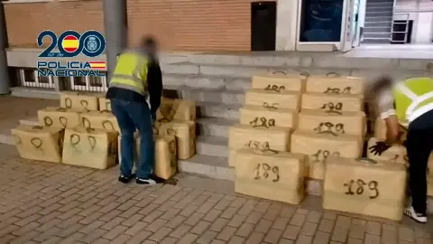 Dos agentes acomodan la droga incautada (POLIC&Iacute;A NACIONAL)