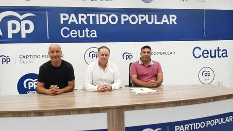Los representantes de AUGC con el diputado Javier Celaya en la sede del PP (CEDIDA)
