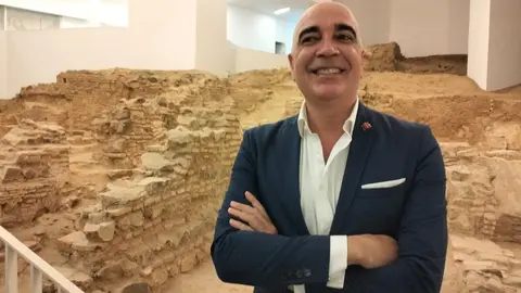 Manuel Francisco Reina posa esta tarde en las dependencias de la biblioteca &laquo;Adolfo Su&aacute;rez&raquo; (C.A.)