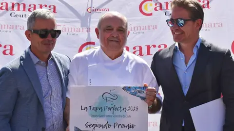 Rafael Carrasco, en el centro, recibe un premio (CEDIDA)
