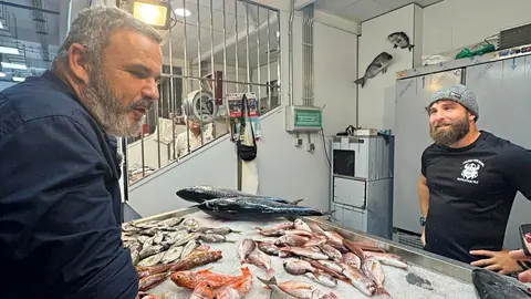  &Aacute;ngel Le&oacute;n charlando de la pesca en el mercado de Ceuta. 