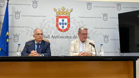  Por la izquierda, Alberto Gait&aacute;n y Emilio Carreira durante la comparecencia. 
