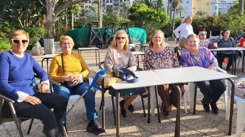 Merienda solidaria en el Parque Mar&iacute;timo: Scouts y mayores comparten una tarde especial