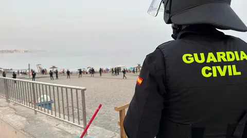 Un agente de la Guardia Civil, en la frontera / Archivo