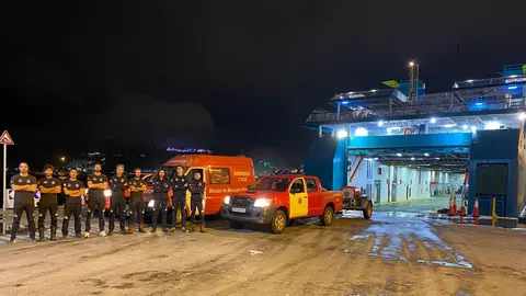 El equipo de bomberos ceut&iacute;es embarcando el s&aacute;bado por la noche / Fotograf&iacute;a: Balearia