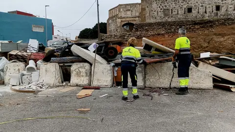 Operarios de Servilimpce, trabajando en el vertedero el que se ha convertido el Fort&iacute;n del Pr&iacute;ncipe