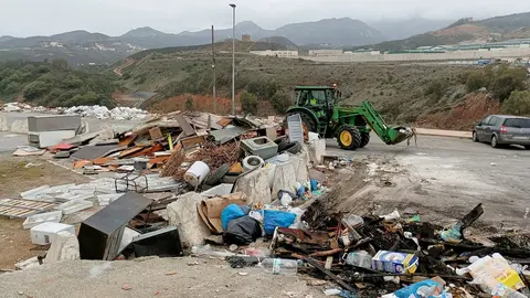 Operarios de Servilimpce, trabajando en el vertedero el que se ha convertido el Fort&iacute;n del Pr&iacute;ncipe