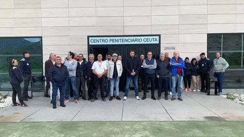 Momento de la concentraci&oacute;n a las puertas del Centro Penitenciario en Ceuta / Cedida