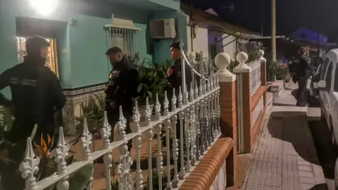 Agentes participando en las labores de desalojo preventivo del barrio malague&ntilde;o de Campanillas