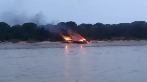 Momento en el que la narcolancha sale ardiendo