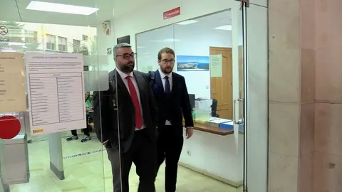 Melchor Le&oacute;n, presidente de la Gestora de Ceuta, junto a su abogado Daniel L&oacute;pez (C.A.)
