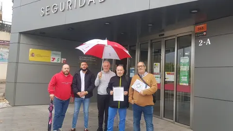 Juan Montoya, de SITA Ceuta, junto a compa&ntilde;eros del Sindicato