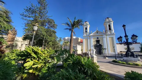 Plaza de &Aacute;frica, d&iacute;a soleado