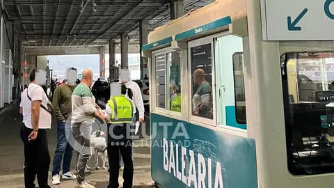 El enfado de los ceut&iacute;es con billete para el Avemar Dos ha ido en aumento tras cancelar la salida del buque de Bale&agrave;ria media hora m&aacute;s tarde del horario previsto /C.A.