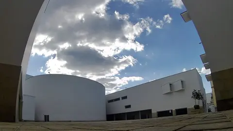 AL fondo el auditorio y el edificio que sigue sin uso./archivo