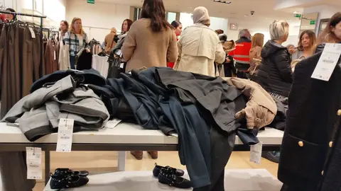 Monta&ntilde;a de ropa en Zara, Black Friday 2024 / S. I&ntilde;esta