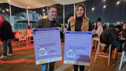 Nabila Benzina coloca carteles de actuaci&oacute;n en el Cielo / L. Ortiz