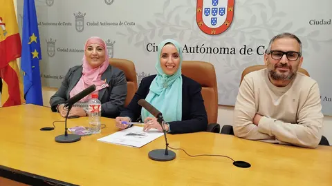 Fatima Hamed, acompa&ntilde;ada por los diputado Mohamed Ali Duas y Nadia Mohamed / S.I.